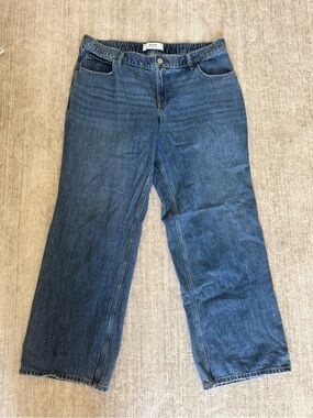 Hollister Straight-Leg Jeans in Medium Blue Wash